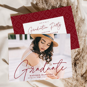 Moderne Burgundy Script Photo Graduparty Kaart