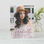 Moderne Burgundy Script Photo Graduparty Kaart (Staand voorkant)
