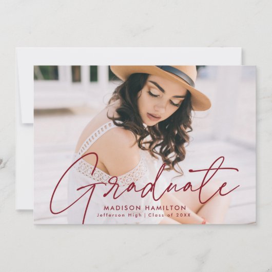 Moderne Burgundy Script Photo Graduparty Kaart (Voorkant)