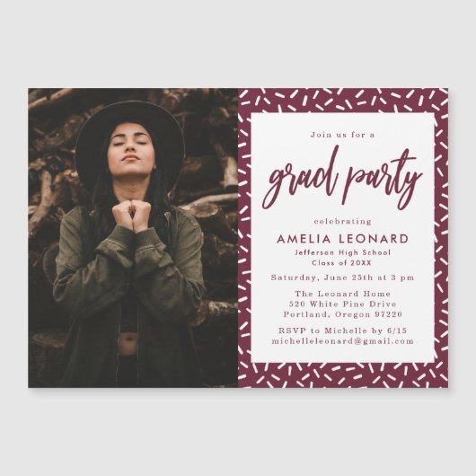 Moderne Burgundy Script Photo Graduparty Magnetische Uitnodiging (Voorkant)