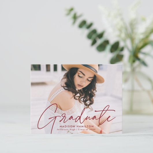 Moderne Burgundy Script Photo Graduparty Uitnodiging Briefkaart (Staand voorkant)