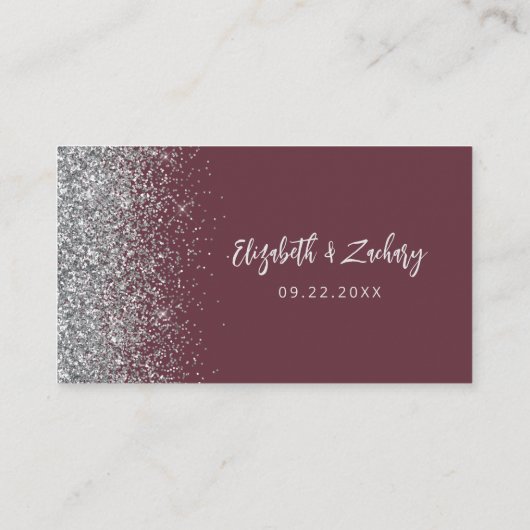 Moderne Burgundy Zilveren Glitter Bruiloft Plaatskaartje (Achterkant)