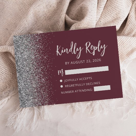 Moderne Burgundy Zilveren Glitter Rand Script RSVP Kaartje