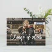Moderne calligrafie bruiloft wijziging plannen aankondiging (Staand voorkant)