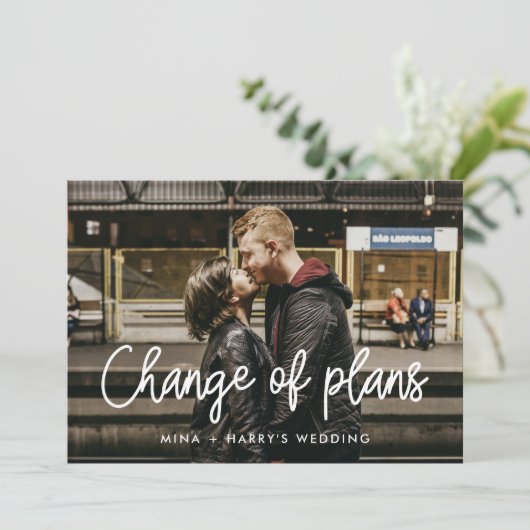 Moderne calligrafie bruiloft wijziging plannen aankondiging (Staand voorkant)