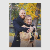 Moderne Calligrafie-foto slaat de datum op Magnetische Uitnodiging (Voorkant)