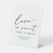 Moderne Calligrafie Love is Sweet Wedding Dessert Reclamebord Met Voetstuk (Voorkant)