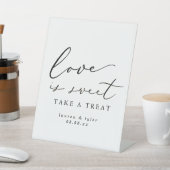 Moderne Calligrafie Love is Sweet Wedding Dessert Reclamebord Met Voetstuk (Insitu)