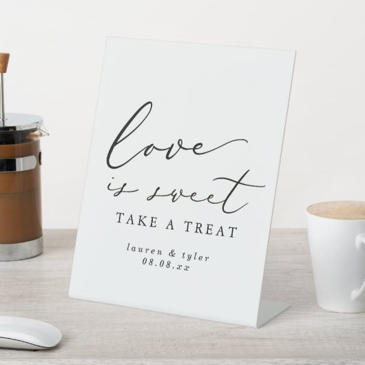 Moderne Calligrafie Love is Sweet Wedding Dessert Reclamebord Met Voetstuk (Insitu)
