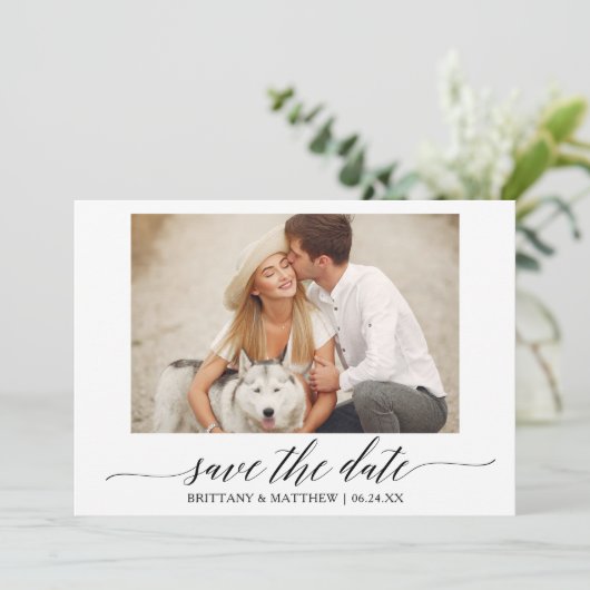Moderne Calligrafie Script Couple Photo Wedding Save The Date (Staand voorkant)