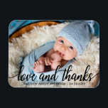 Moderne Calligrafie Script Nieuwe babyliefde en Be Magneet<br><div class="desc">Moderne Calligrafie Manuscript Nieuwe Baby Love en Bedankt Foto: Magnet</div>