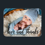 Moderne Calligrafie Script Nieuwe babyliefde en Be Magneet<br><div class="desc">Moderne Calligrafie Manuscript Nieuwe Baby Love en Bedankt Foto: Magnet</div>