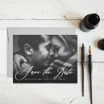 Moderne Calligrafie Weddenschap Bewaar de Datum Fo Save The Date<br><div class="desc">Moderne Calligrafie Wedding Save the Date Stylish Photo Card with Chevron Pattern. U kunt de rug aanpassen door een andere foto of uw eigen patroon toe te voegen.</div>