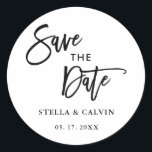 Moderne Calligrafie Wedding opslaan Datum Ronde Sticker<br><div class="desc">De zwarte en witte moderne kalligrafische bruiloft redden de date Sticker.</div>
