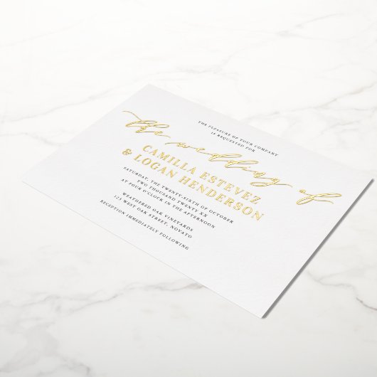 Moderne Calligrafiescript Weddenschap White + Gold Folie Uitnodiging (Gedraaid)