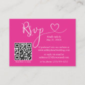 Moderne Calligraphy Hart Trouw QR RSVP Heet Roze Informatiekaartje (Voorkant)