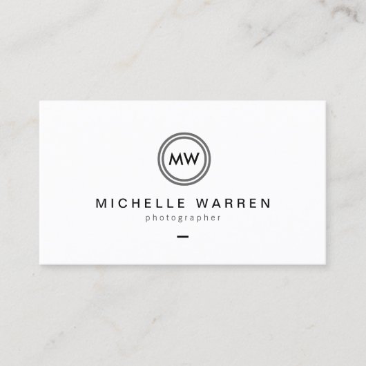 Moderne cameralens Initialen Logo B/W Fotograaf Visitekaartje (Voorkant)