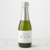 Moderne casual script zwart save the date bruiloft sparkling wijnetiket (Voorkant)