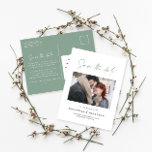 Moderne casual scriptpagina groene typografie brui aankondigingskaart<br><div class="desc">Moderne,  stijlvolle,  elegante typografische bruiloft met script,  behalve het briefkaart van de datumfoto. Modern minimaal stijlvol ontwerp. De groene kleur van de pagina kan worden aangepast.</div>