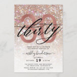 Moderne Champagne Glitter 30th Birthday Kaart<br><div class="desc">Nodig familie en vrienden uit om de 30e verjaardag te vieren met deze uitnodigingen van de kerkstam. Ontwerp met een dunne glittertextuur van champagne,  dertig in trendy handgeschreven script in zwarte en gouden kleur van het roos. Pas uw gegevens aan in blokletters.</div>