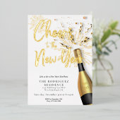 Moderne champagne juicht het nieuwjaarsfeest toe folie uitnodiging (Staand Voorkant)