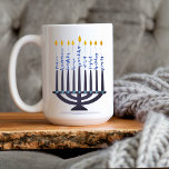 Moderne Chanoeka Menorah Festival van het Licht Koffiemok<br><div class="desc">Fijne Chanoeka! Deze unieke menora heeft een modern,  eenvoudig en chique ontwerp met scriptberichten. Het is ontworpen voor een mok van 15 oz,  maar is ook verkrijgbaar in 11 ounces. Plus,  het is vaatwasser en magnetron veilig.</div>