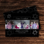 Moderne Chanoeka Monochrome ster van David 3 Foto Feestdagenkaart<br><div class="desc">Minimale klassieke zwarte bar/bat Mitzvah en Hanukkah moderne ster van David tegen een solide achtergrond creëer een elegant,  stijlvol design. Voor andere coördinerende kleuren of passende producten,  bezoek JustFharryn @ Zazzle.com of contacteer de ontwerper,  c/o Fharryn@yahoo.com Alle voorgebe*houde rechten. #zazzlemade #christmasdecor</div>