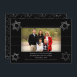 Moderne Chanoeka Monochrome ster van David Foto Feestdagenkaart<br><div class="desc">Minimale klassieke zwarte bar/bat Mitzvah en Hanukkah moderne ster van David tegen een solide achtergrond creëer een elegant,  stijlvol design. Voor andere coördinerende kleuren of passende producten,  bezoek JustFharryn @ Zazzle.com of contacteer de ontwerper,  c/o Fharryn@yahoo.com Alle voorgebe*houde rechten. #zazzlemade #christmasdecor</div>