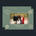 Moderne Chanoeka Sage Groene Ster van David Foto Feestdagenkaart<br><div class="desc">Minimale klassieke gouden Bar/Bat Mitzvah en Hanukkah moderne ster van David tegen een solide achtergrond creëer een elegant,  gesofisticeerd design. Voor andere coördinerende kleuren of passende producten,  bezoek JustFharryn @ Zazzle.com of contacteer de ontwerper,  c/o Fharryn@yahoo.com Alle voorgebe*houde rechten. #zazzlemade #christmasdecor</div>