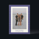 Moderne Chanoeka Star Line Elegant Blauw Foto Feestdagenkaart<br><div class="desc">Stuur warme wensen naar vrienden en familie deze Chanoeka met deze elegante kaart, met een modern Joods sterrenlijnpatroon in levendig blauw en wit. Gepersonaliseerd met uw foto, begroeting en naam, is het de perfecte manier om het Festival of Lights te vieren met een unieke en doordachte touch. Ideaal voor diegenen...</div>