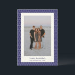 Moderne Chanoeka Star Line Elegant Blauw Foto Feestdagenkaart<br><div class="desc">Stuur warme wensen naar vrienden en familie deze Chanoeka met deze elegante kaart, met een modern Joods sterrenlijnpatroon in levendig blauw en wit. Gepersonaliseerd met uw foto, begroeting en naam, is het de perfecte manier om het Festival of Lights te vieren met een unieke en doordachte touch. Ideaal voor diegenen...</div>