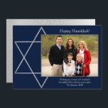 Moderne Chanoeka Zilveren Blauwe Ster van David Fo Feestdagenkaart<br><div class="desc">Minimale klassieke schierbalk/BBT Mitzvah en Hanukkah moderne ster van David tegen een solide achtergrond creëer een elegant,  stijlvol design. Voor andere coördinerende kleuren of passende producten,  bezoek JustFharryn @ Zazzle.com of contacteer de ontwerper,  c/o Fharryn@yahoo.com Alle voorgebe*houde rechten. #zazzlemade #christmasdecor</div>