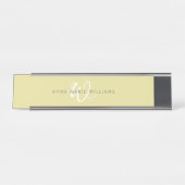 Moderne Chartreuse Witte Script Monogram Bureau Naambordje (Voorkant)