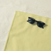 Moderne Chartreuse Witte Script Monogram Strandlaken (In situ)