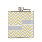 Moderne chevron grijs, gele bruiloft gepersonalise heupfles (Achterkant)