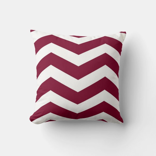 Moderne Chevron Stripes in Cranberry Rood en Wit Kussen (Voorkant)