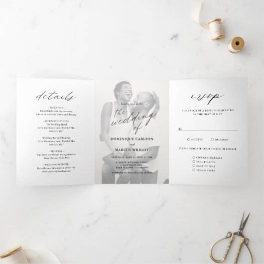 Moderne Chic Calligraphy Simple Photo Wedding Drieluik Uitnodiging (Binnen)