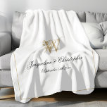 Moderne Chic Custom Pas getrouwd Keepomwille Monog Fleece Deken<br><div class="desc">Moderne Chic White persoonlijke Pas getrouwd Keepomwille Monogram Fleece Blanket. Gepersonaliseerde witte en gouden monoculaire vlooienbak. Klassiek manuscript voor het initiaal, de namen van de bruid en de bruidegom en de trouwdatum op een eenvoudige elegante witte achtergrond. Perfect cadeau voor nieuwe weds, een geliefde herinnering aan hun speciale dag of...</div>