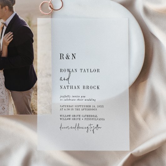 Moderne Chic Monogram Eenvoudige Rustieke Trouwen Vellum Uitnodigingen