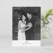 Moderne Chic Monogram Foto Bruiloft Bedankkaart (Staand voorkant)
