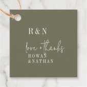 Moderne Chic Olijfgroene Monogram Trouw Bedankjes Labels (Voorkant)