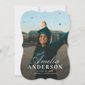 Moderne Chic Script Afstuderen Fotoaankondiging Kaart (Voorkant)