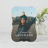 Moderne Chic Script Afstuderen Fotoaankondiging Kaart (Staand voorkant)