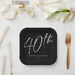 Moderne Chic Script Fortieth 40th Birthday Party Papieren Bordje<br><div class="desc">Dit moderne 40e bord van het verjaardagsfeestje kenmerkt een kische zwarte achtergrond met wit manuscript en moderne typografie. Het manuscript zegt "40th". Alle kleuren (zelfs het jaarmanuscript) zijn volledig en gemakkelijk aanpasbaar. U kunt zelfs een foto aan de achtergrond toevoegen.. Gebruik gewoon "ontwerpgereedschap" in het vervolgkeuzemenu voor persoonlijke voorkeur.</div>