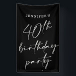 Moderne Chic Script Fortieth 40th Birthday Party Spandoek<br><div class="desc">Deze moderne 40e verjaardagsbanner kenmerkt een kische zwarte achtergrond met wit manuscript en moderne typografie. Het manuscript zegt "het 40ste verjaardagsfeest". Alle kleuren (zelfs het jaarmanuscript) zijn volledig en gemakkelijk aanpasbaar.. Gebruik gewoon "ontwerpgereedschap" in het vervolgkeuzemenu voor persoonlijke voorkeur.</div>
