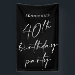 Moderne Chic Script Fortieth 40th Birthday Party Spandoek<br><div class="desc">Deze moderne 40e verjaardagsbanner kenmerkt een kische zwarte achtergrond met wit manuscript en moderne typografie. Het manuscript zegt "het 40ste verjaardagsfeest". Alle kleuren (zelfs het jaarmanuscript) zijn volledig en gemakkelijk aanpasbaar.. Gebruik gewoon "ontwerpgereedschap" in het vervolgkeuzemenu voor persoonlijke voorkeur.</div>