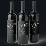Moderne Chic Script Fortieth 40th Birthday Party Wijn Etiket<br><div class="desc">Deze moderne 40e verjaardagswijn-/bierlabel heeft een zwart-wit achtergrond met een wit script en moderne typografie. Het manuscript zegt "40th". Alle kleuren (zelfs het jaarmanuscript) zijn volledig en gemakkelijk aanpasbaar. U kunt zelfs een foto aan de achtergrond toevoegen.. Gebruik gewoon "ontwerpgereedschap" in het vervolgkeuzemenu voor persoonlijke voorkeur.</div>