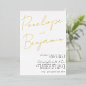 Moderne chic Script Handwriting Gold White Wedding Folie Uitnodiging (Staand Voorkant)