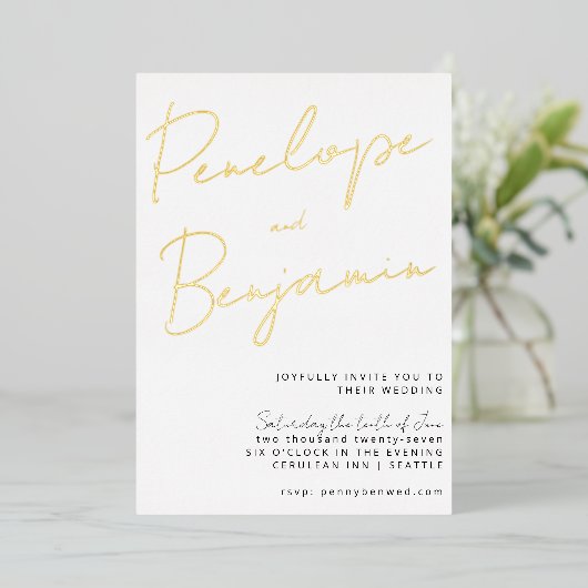 Moderne chic Script Handwriting Gold White Wedding Folie Uitnodiging (Staand Voorkant)