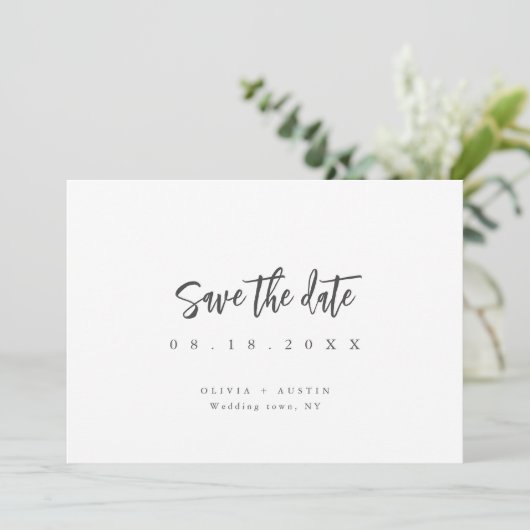 Moderne Chic Script Minimalistische Bewaar De Datu Save The Date (Staand voorkant)